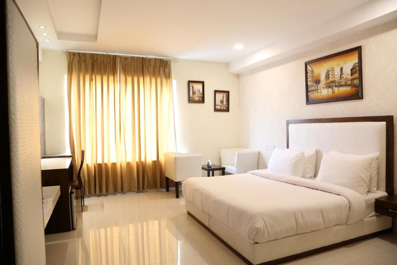 Kingdom Hotel Moga Exterior foto